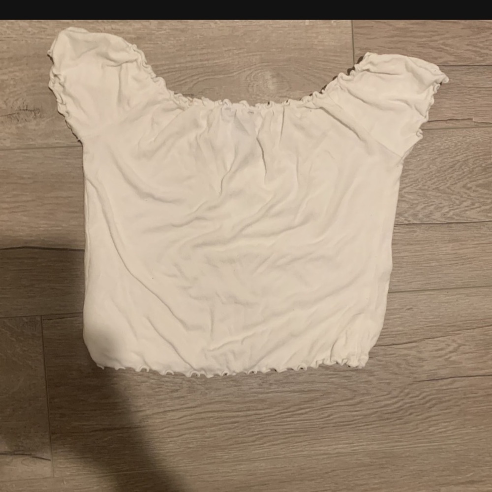 Forever 21 White Ruffle Crop Top Size: M